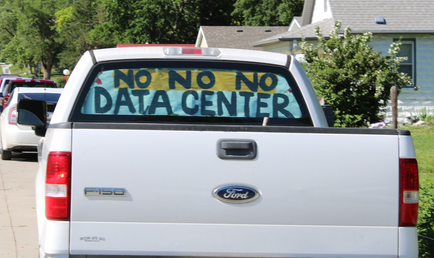 居民车后窗上的抗议标语「NO NO NO DATA CENTER」(图片来源:Wikimedia Commons / Catboy69,CC BY 4.0)