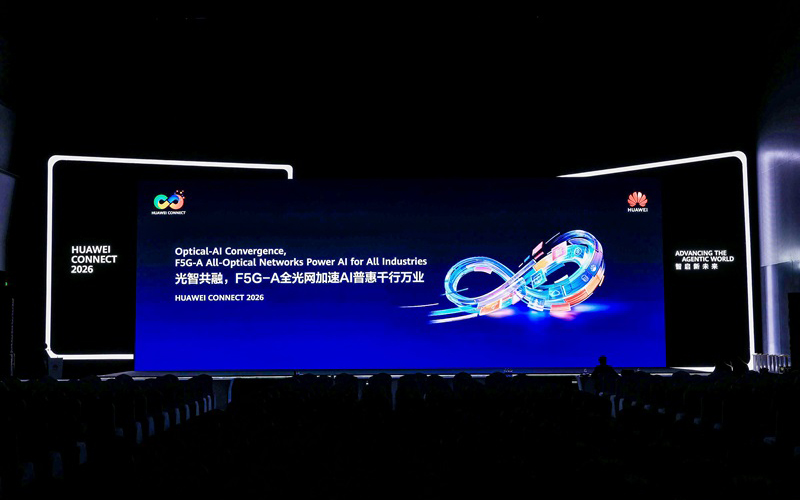 HUAWEI CONNECT 2026 展区:大屏展示「光智共融,F5G-A 全光网加速 AI 推理算力贯通」方案